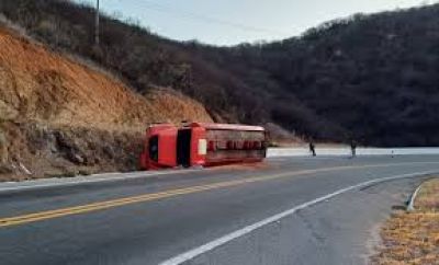 Caminhão tomba na BR-230, na Serra de Santa Luzia, no Sertão da Paraíba